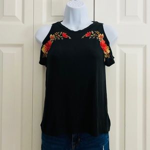 🍂AMERICAN EAGLE EMBROIDERY OFF SHOULDER TOP🍂